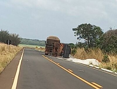 Imagem da notícia Carreta tomba e causa interdição parcial na MS-316 entre Paraíso das Águas e Costa Rica